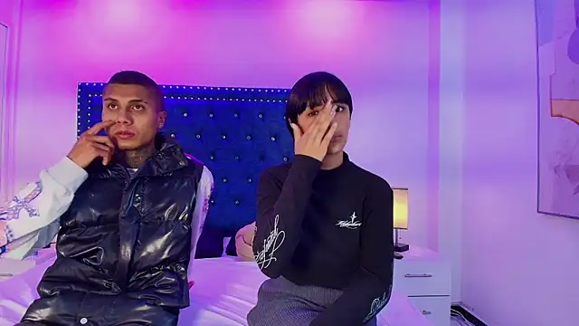 Snapshot of Damian_and_roxanne chatting on 7, 4, 2026 Damian and roxanne online show from 7, 4, 2026