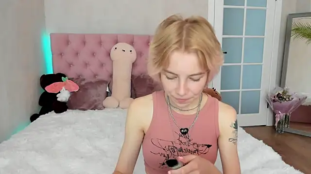 Snapshot of Pink_Lila18 chatting on 15, 9, 2025 Pink Lila18 online show from 15, 9, 2025