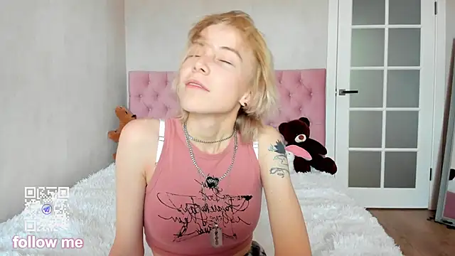 Snapshot of Pink_Lila18 chatting on 3, 10, 2025 Pink Lila18 online show from 3, 10, 2025