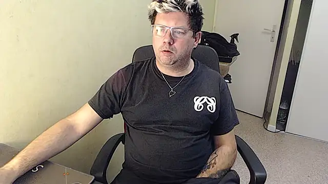 blueandwhite1 online show from 2, 1, 2025