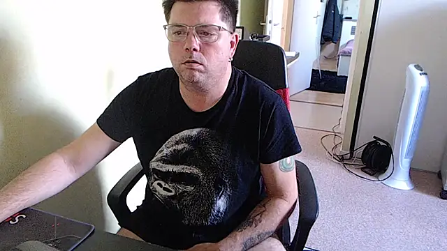 blueandwhite1 online show from 15, 10, 2025