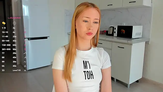 Snapshot of MoonPetal chatting on 18, 9, 2025 MoonPetal online show from 18, 9, 2025