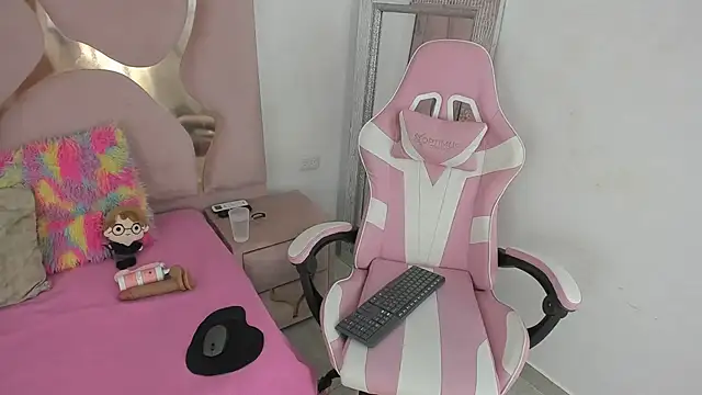 Snapshot of natsumiht chatting on 4, 10, 2025 natsumiht online show from 4, 10, 2025