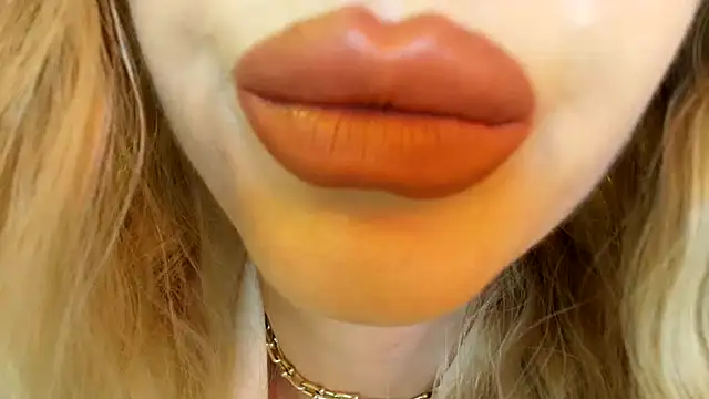 Snapshot of Politeeliza chatting on 10, 5, 2026 Politeeliza online show from 10, 5, 2026