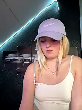 Snapshot of DieBlondeHannah chatting on 10, 9, 2025 DieBlondeHannah online show from 10, 9, 2025