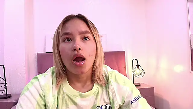 Snapshot of CamiilaGlow chatting on 19, 9, 2025 CamiilaGlow online show from 19, 9, 2025