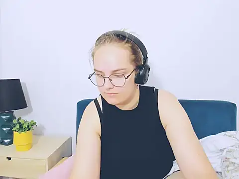 Snapshot of AliceCrazy69 chatting on 11, 10, 2025 AliceCrazy69 online show from 11, 10, 2025