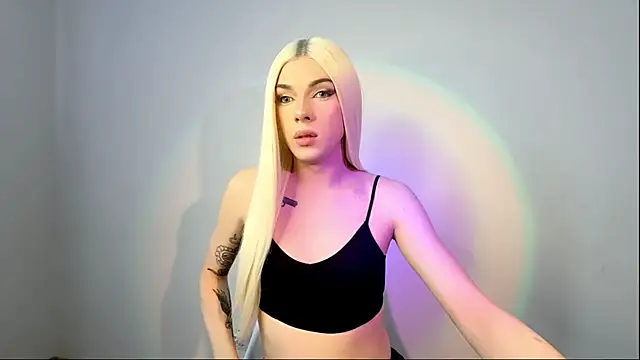 Snapshot of YourTrixie chatting on 5, 4, 2026 YourTrixie online show from 5, 4, 2026