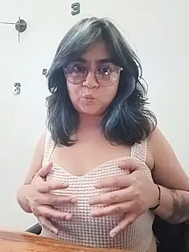 Snapshot of LylaVixxen chatting on 10, 4, 2026 LylaVixxen online show from 10, 4, 2026