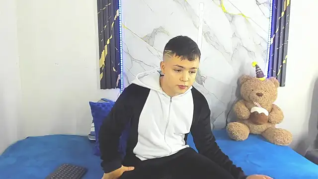 Snapshot of christopher_Hot chatting on 6, 6, 2026 christopher Hot online show from 6, 6, 2026