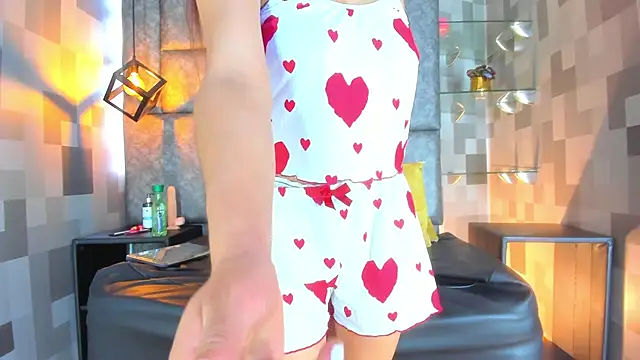 Emily Mitchell online show from 26, 11, 2025