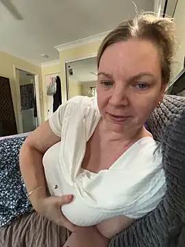 Snapshot of aussiepeaches chatting on 3, 2, 2026 aussiepeaches online show from 3, 2, 2026