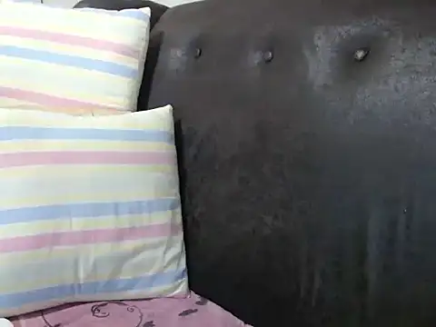 Snapshot of bustylaura4u chatting on 24, 6, 2026 bustylaura4u online show from 24, 6, 2026