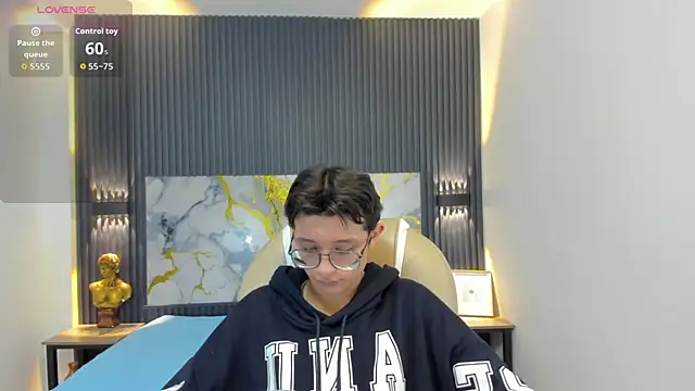 SantiagoRusso18 online show from 25, 10, 2025