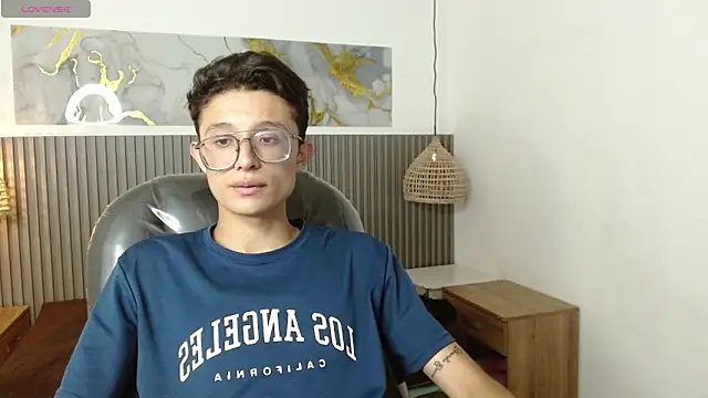 SantiagoRusso18 online show from 4, 3, 2026