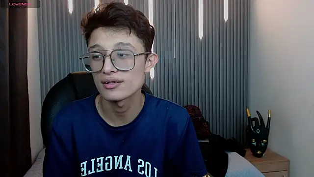 SantiagoRusso18 online show from 19, 4, 2026