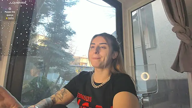 Ella Vee online show from 19, 12, 2025