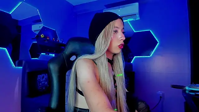 Isabella glam online show from 9, 11, 2025