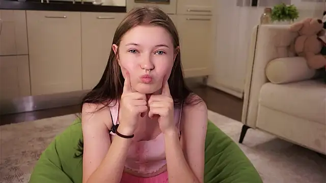 Snapshot of LynHillaire chatting on 18, 9, 2025 LynHillaire online show from 18, 9, 2025