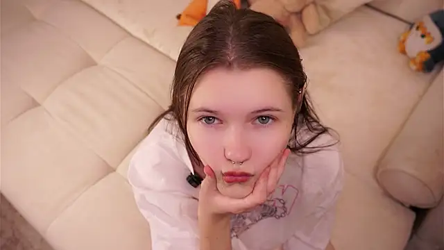 Snapshot of LynHillaire chatting on 2, 10, 2025 LynHillaire online show from 2, 10, 2025