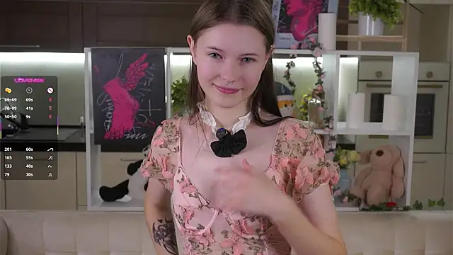 Snapshot of LynHillaire chatting on 8, 11, 2025 LynHillaire online show from 8, 11, 2025