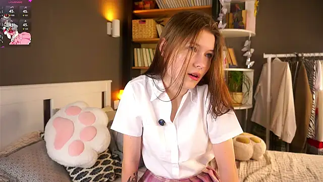 Snapshot of LynHillaire chatting on 4, 12, 2025 LynHillaire online show from 4, 12, 2025