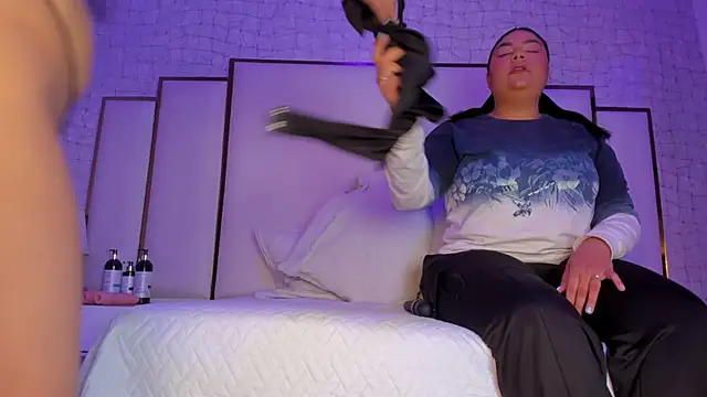 Mia and lexy online show from 12, 11, 2025