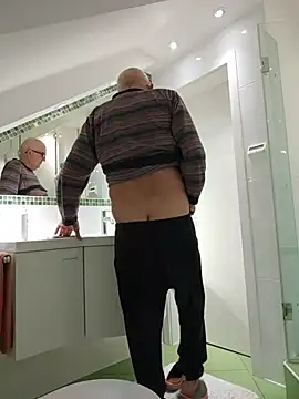 Snapshot of Oldmenhot66 chatting on 5, 2, 2026 Oldmenhot66 online show from 5, 2, 2026