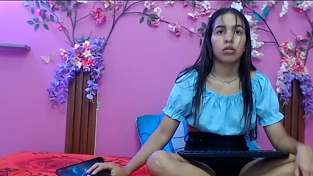Snapshot of skinnysofia18 chatting on 19, 9, 2025 skinnysofia18 online show from 19, 9, 2025