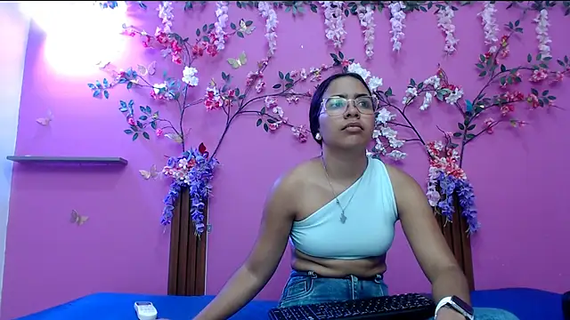 skinnysofia18 online show from 13, 4, 2026