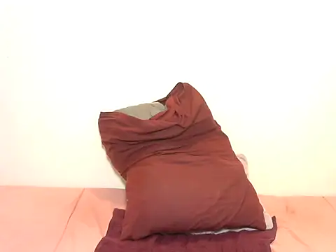 BeautyQueenX22 online show from 5, 12, 2025