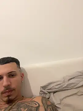 Snapshot of dolarboy17 chatting on 19, 11, 2025 dolarboy17 online show from 19, 11, 2025