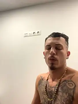 Snapshot of dolarboy17 chatting on 23, 11, 2025 dolarboy17 online show from 23, 11, 2025