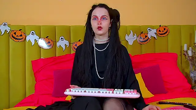 MollyMillsen online show from 29, 10, 2025