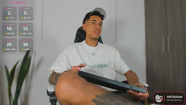 Nickyblazze  online show from 14, 11, 2025