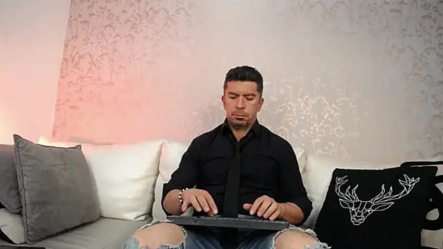 JuanKarloz  online show from 9, 9, 2025