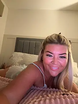 Snapshot of EmilyKingg chatting on 10, 9, 2025 EmilyKingg online show from 10, 9, 2025