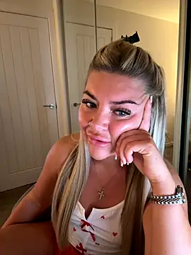 Snapshot of EmilyKingg chatting on 11, 9, 2025 EmilyKingg online show from 11, 9, 2025