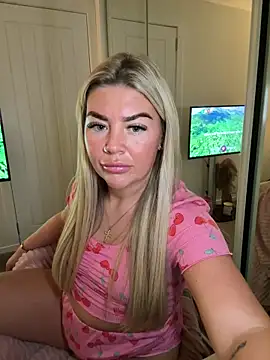 Snapshot of EmilyKingg chatting on 13, 9, 2025 EmilyKingg online show from 13, 9, 2025