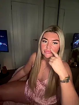 Snapshot of EmilyKingg chatting on 14, 9, 2025 EmilyKingg online show from 14, 9, 2025