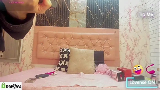 Caroline daring online show from 13, 1, 2026