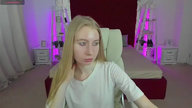 Snapshot of Alina_Blonde chatting on 2, 7, 2026 Alina Blonde online show from 2, 7, 2026