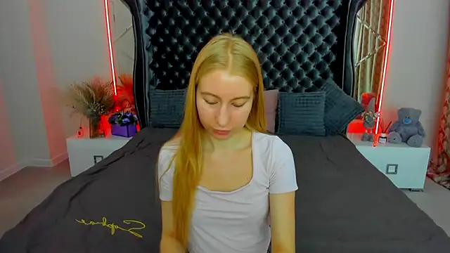 Snapshot of Alina_Blonde chatting on 4, 7, 2026 Alina Blonde online show from 4, 7, 2026