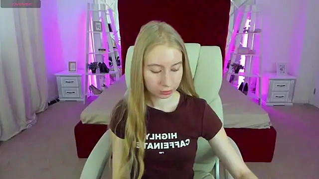 Snapshot of Alina_Blonde chatting on 6, 7, 2026 Alina Blonde online show from 6, 7, 2026