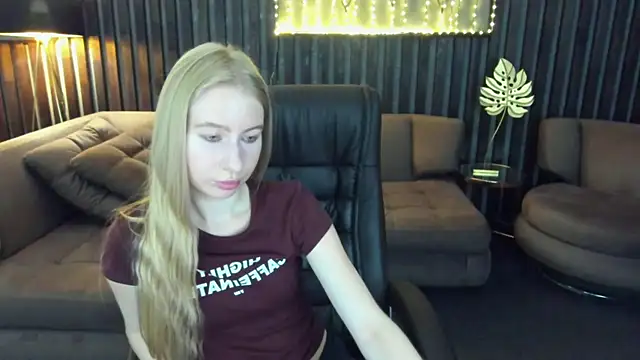 Snapshot of Alina_Blonde chatting on 7, 7, 2026 Alina Blonde online show from 7, 7, 2026