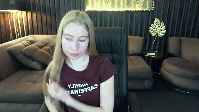 Snapshot of Alina_Blonde chatting on 7, 7, 2026 Alina Blonde online show from 7, 7, 2026