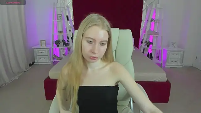 Snapshot of Alina_Blonde chatting on 15, 7, 2026 Alina Blonde online show from 15, 7, 2026