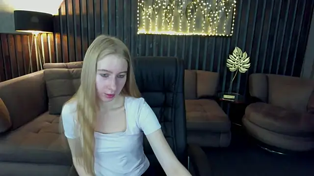 Snapshot of Alina_Blonde chatting on 17, 7, 2026 Alina Blonde online show from 17, 7, 2026