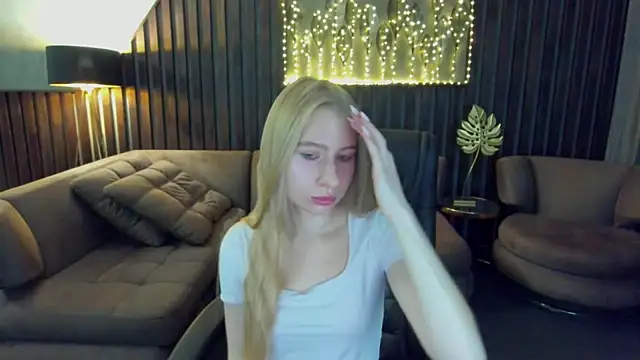 Snapshot of Alina_Blonde chatting on 23, 7, 2026 Alina Blonde online show from 23, 7, 2026