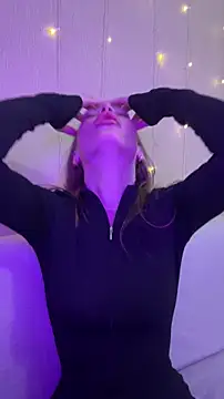 Elizabeth Tay online show from 16, 12, 2025